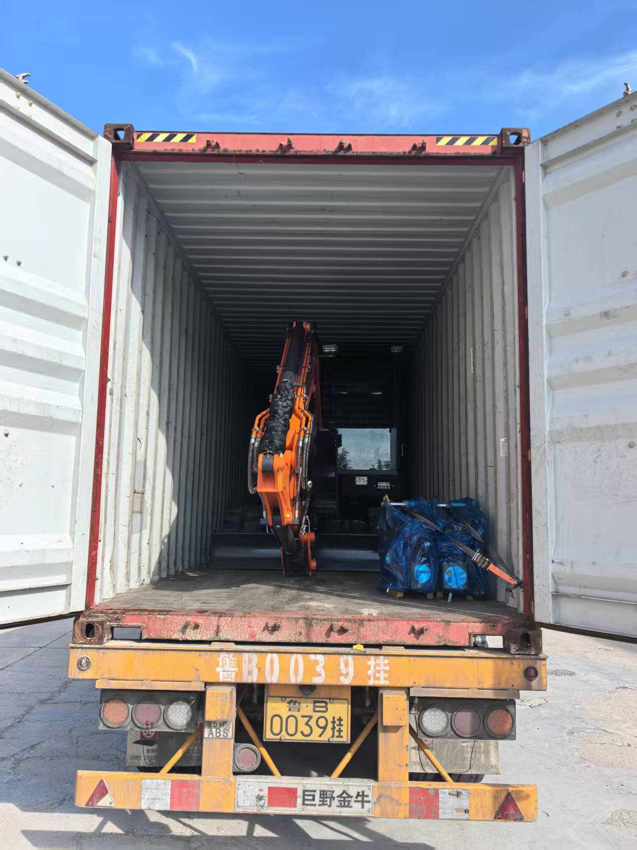 Wysłano dwie koparki 6,5T