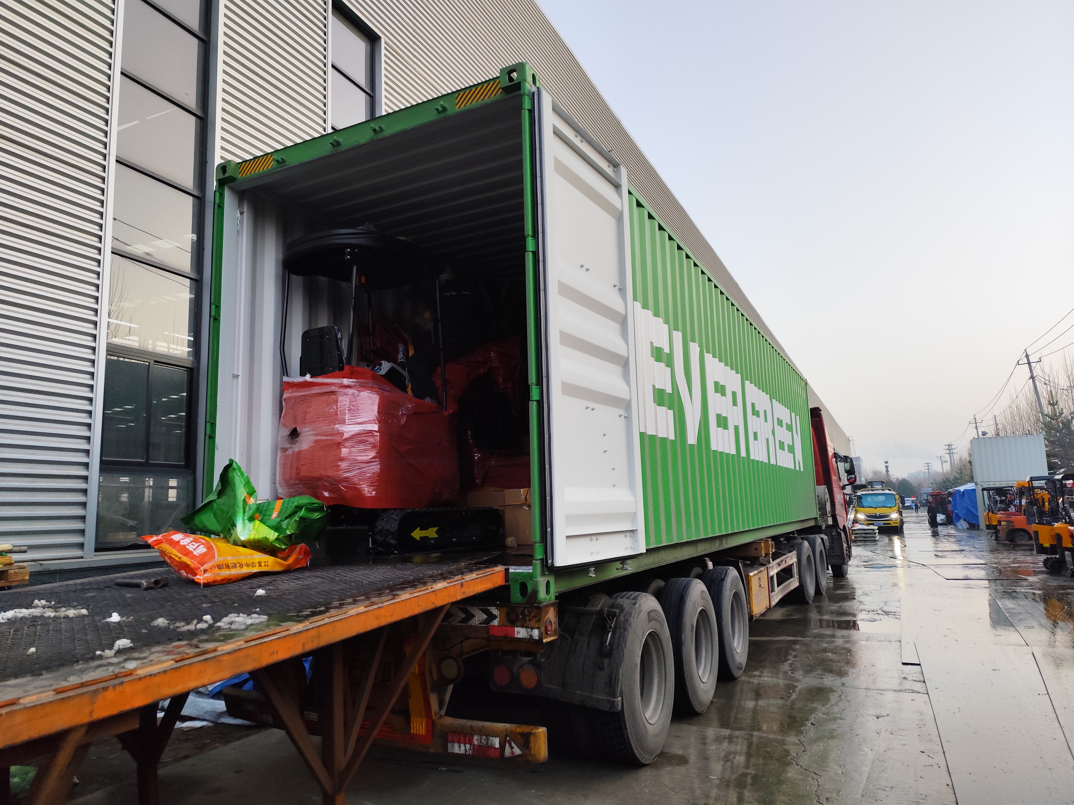 Zakończono i wysłano produkcję minikoparek dla klienta z Francji